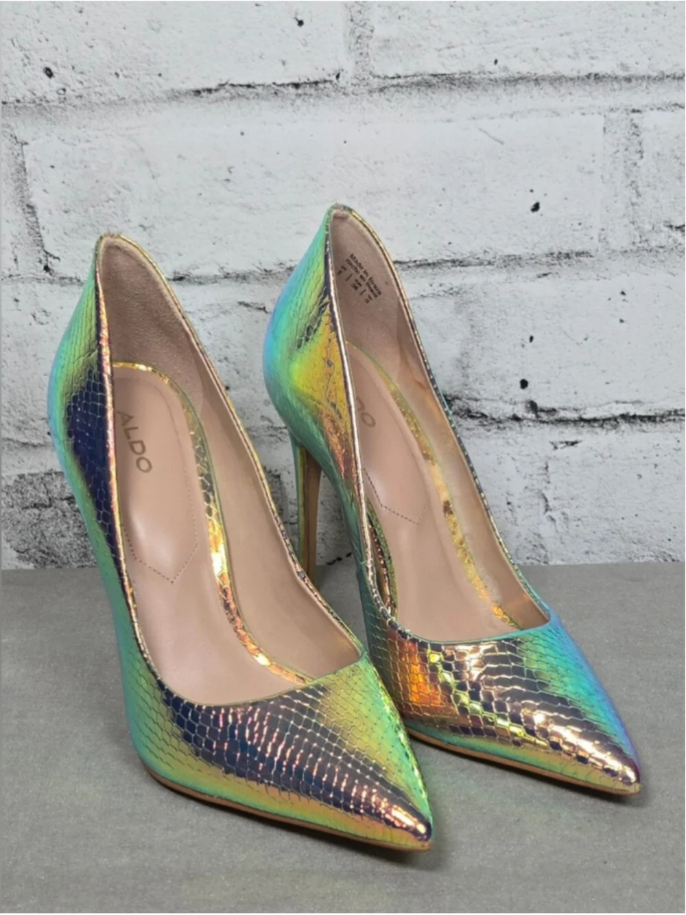 ALDO Iridescent Holographic Snakeskin Pointed Toe Pumps Heels Size 6